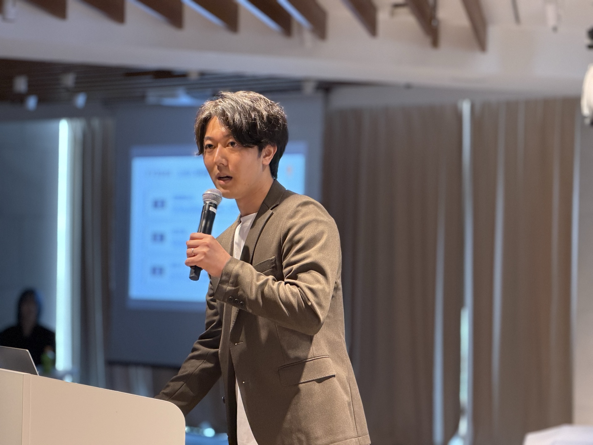 登壇してプレゼンするメンバー