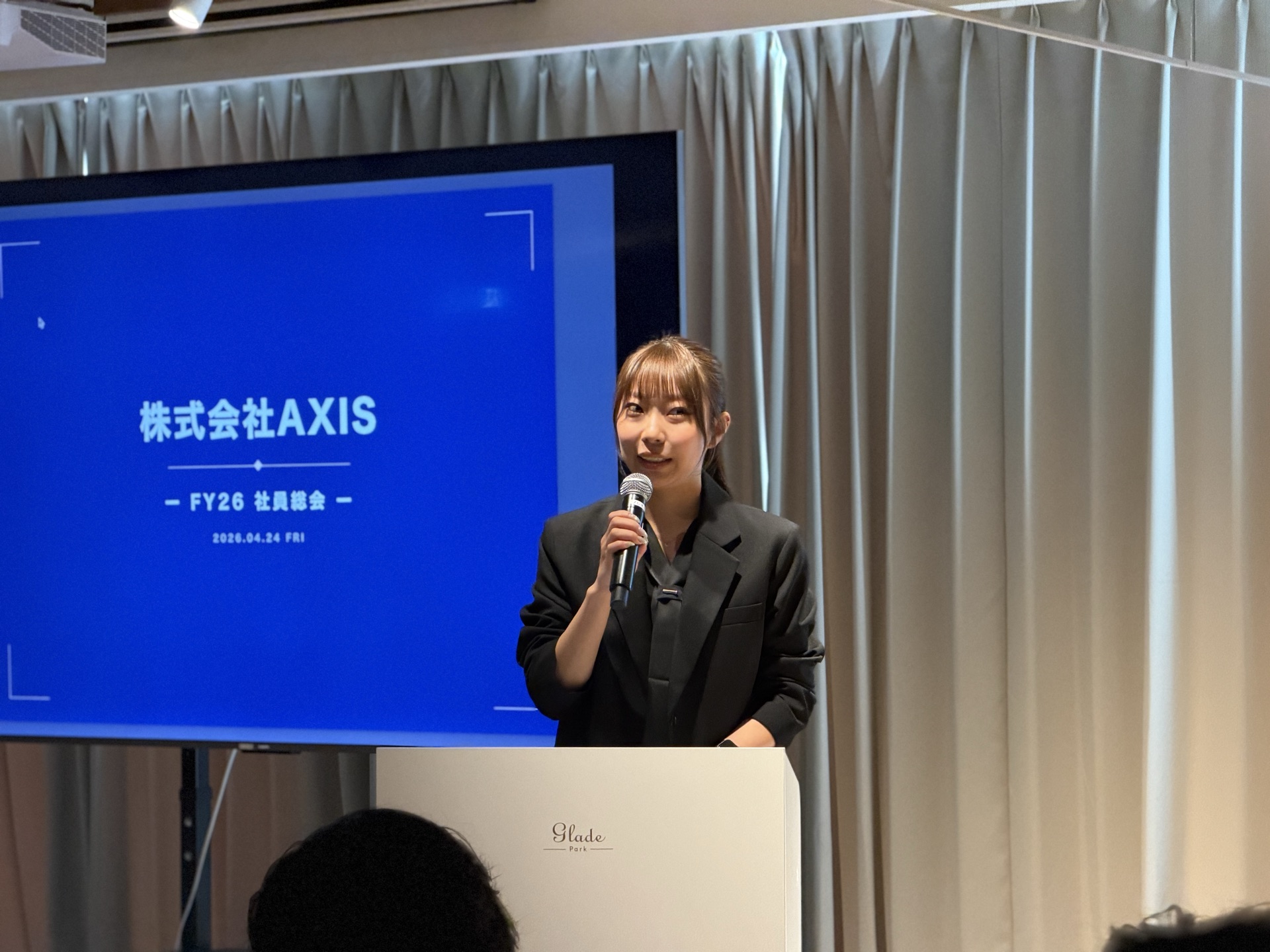 社員総会で登壇するメンバー