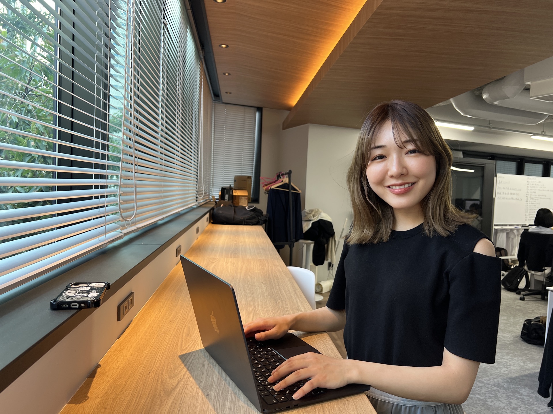 オフィスで業務に取り組むメンバー